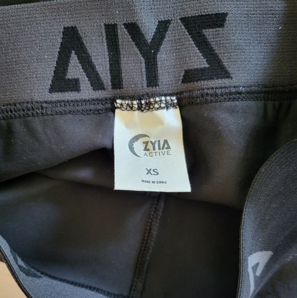 Zyia Black Banded Marble Hustle Shorts - Picture 4 of 5